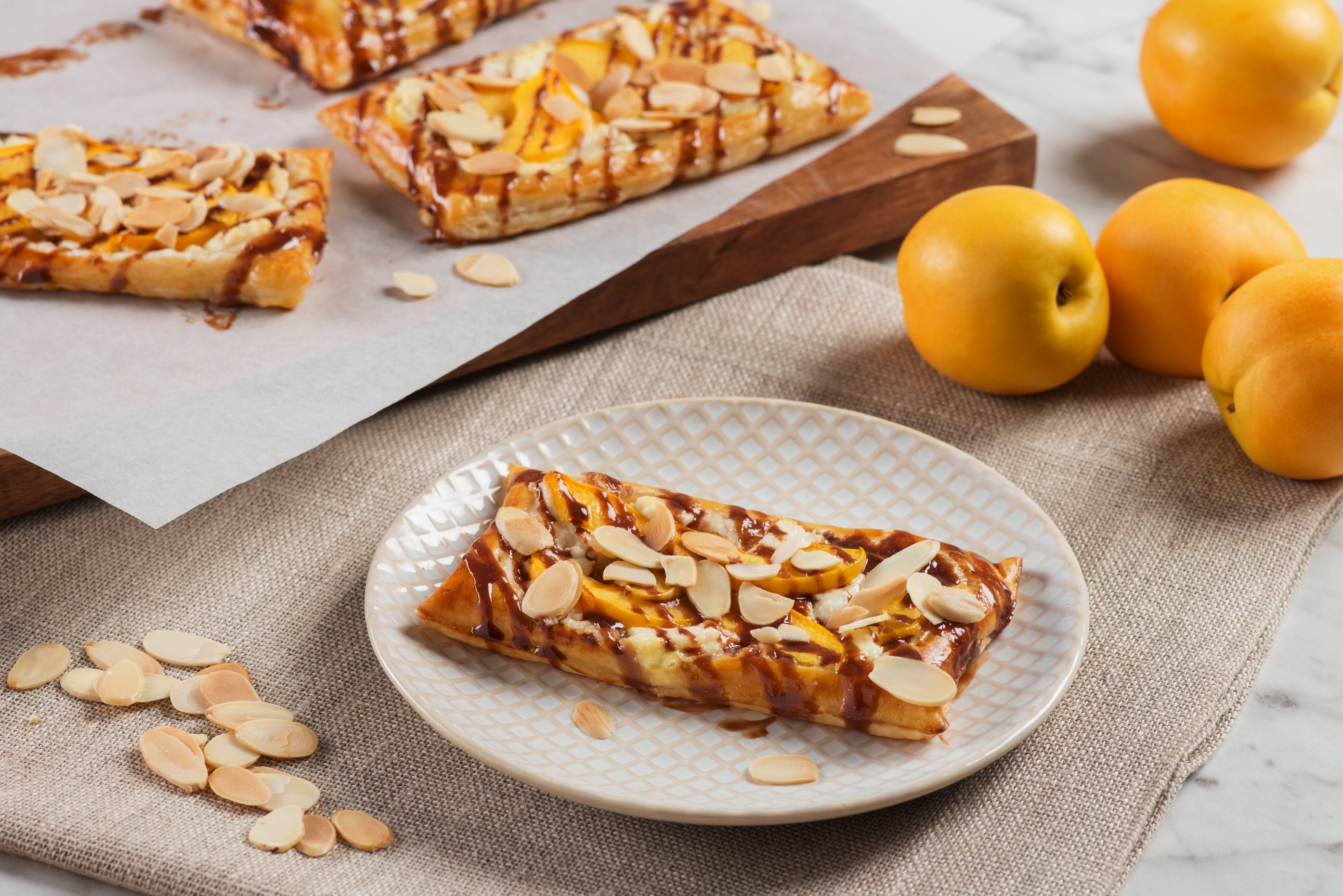 Çikolatalı, Bademli Ve Keçi Peynirli Kayısılı Tart