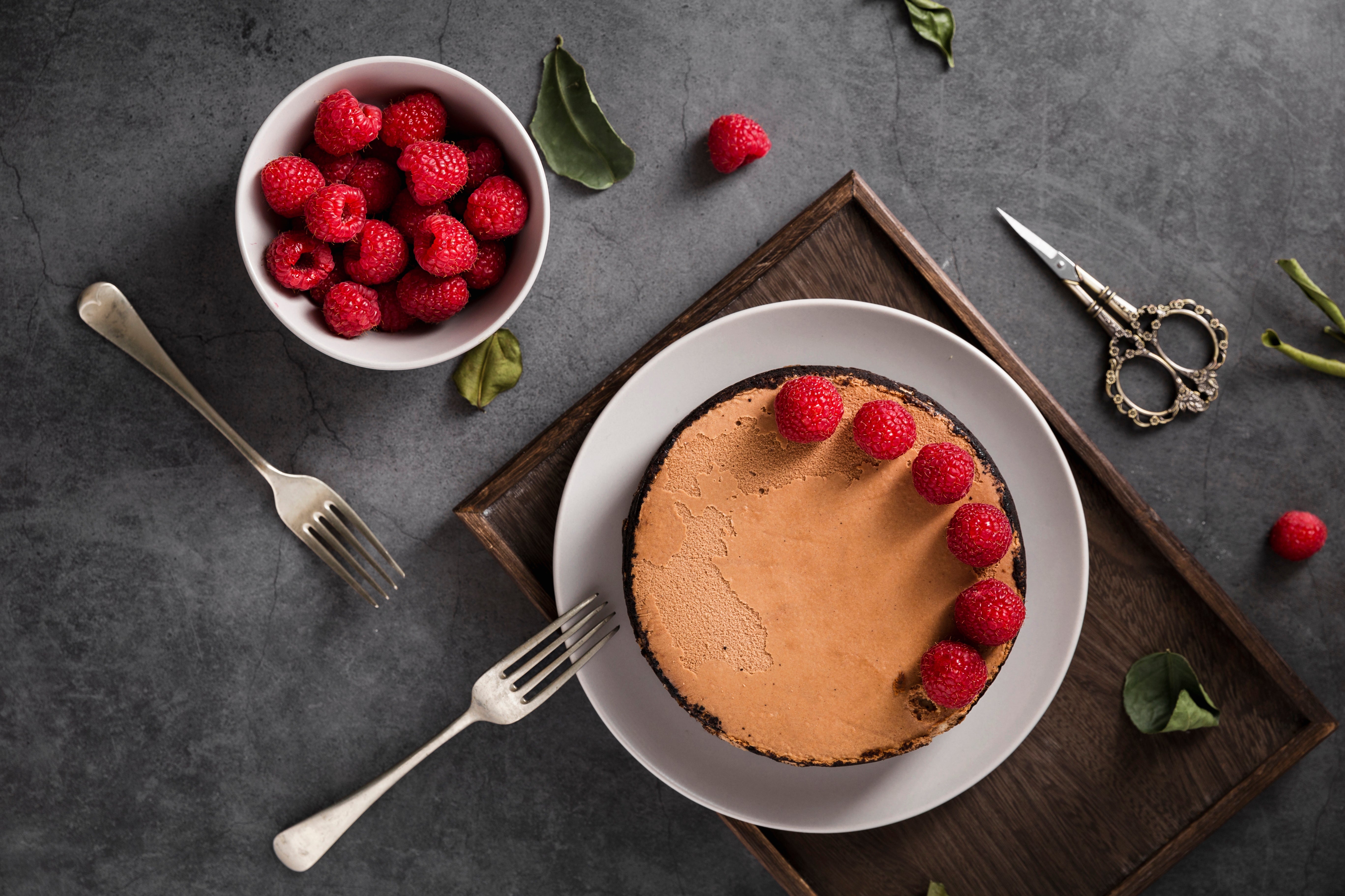 GODIVA Sütlü Çikolatalı Frambuazlı Cheesecake